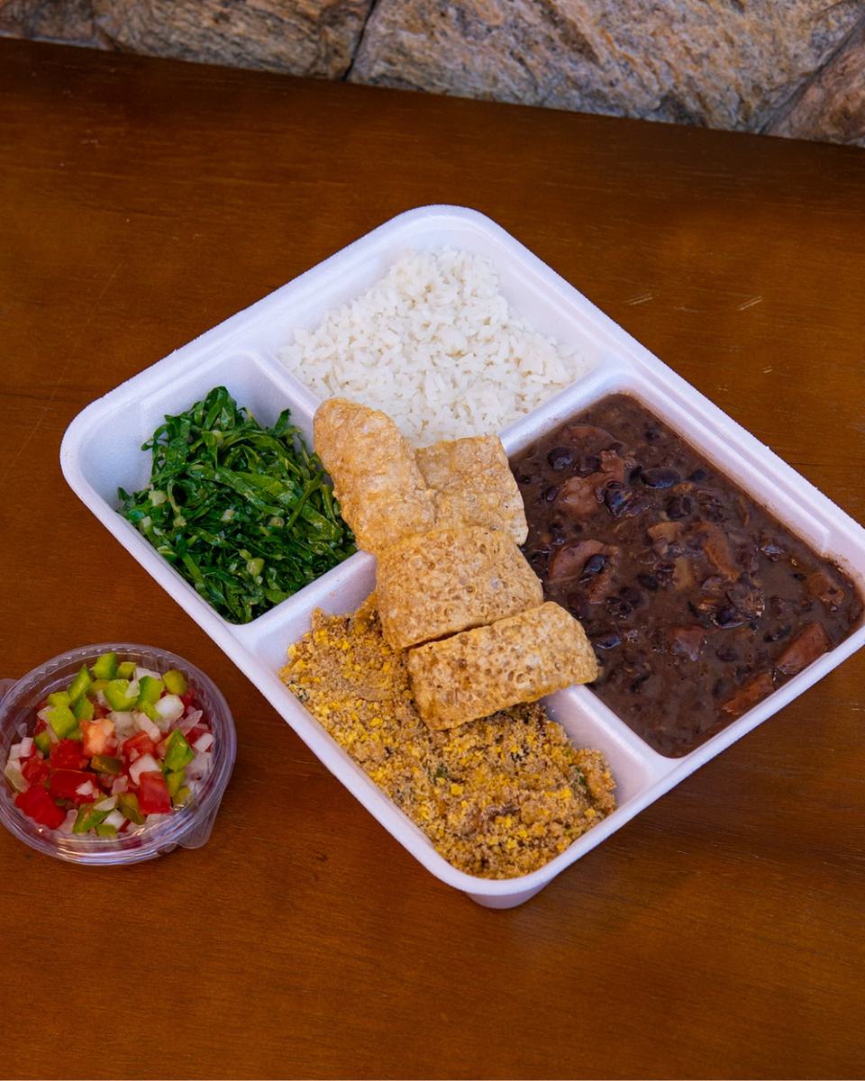 Marmita de feijoada com arroz, farofa, couve e pururuca