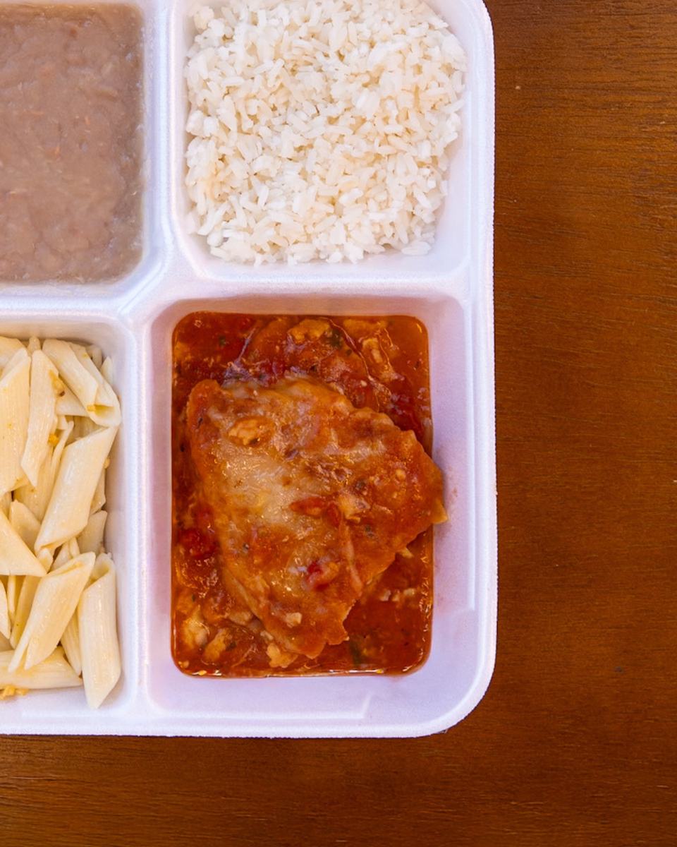 Marmita de parmegiana com molho e macarrão